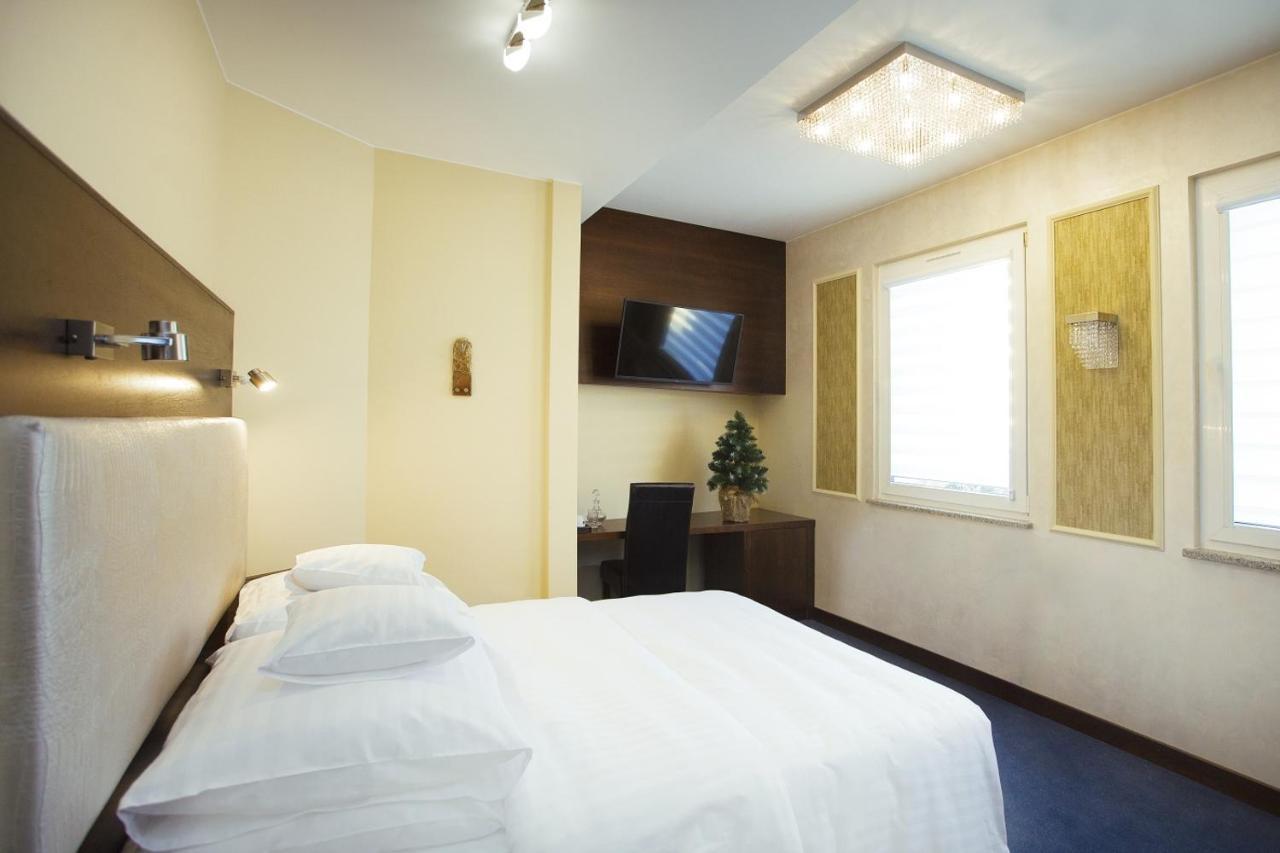 Hotel Inter Биеланы Вроцлавские Экстерьер фото