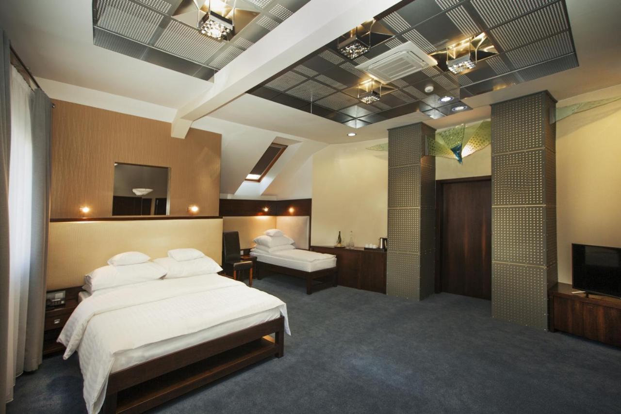 Hotel Inter Биеланы Вроцлавские Экстерьер фото